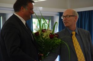 SPD Orts-Vors. R. Johannesson (rechts) gratuliert dem neuen Bürgermeister E. Graf von Groß Grönau